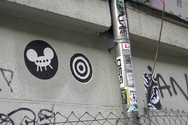 rosenthalerstr-maeuseufo-ohren-stickerrohr